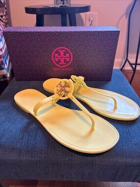 Tory Burch, Mini Miller flat thong yellow/gold size 9 BNIB